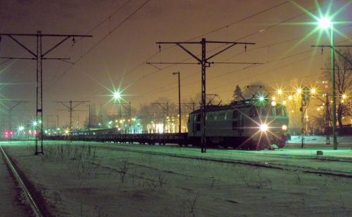 Byk ze zwartym składem z szynami