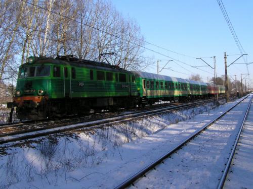 EU07-443 z pociągiem między p.os.Justynów a p.os.Bedoń 6.02.2005