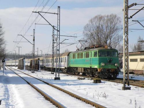 EU07-004 wjeżdża do Chabówki