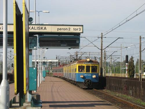 EN57-42 przejeżdża przez Dworzec Kaliski