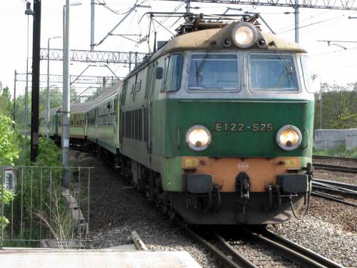 ET22-525 z pociągiem P45102