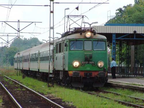 EU07-005 z pociągiem do Ostrowa