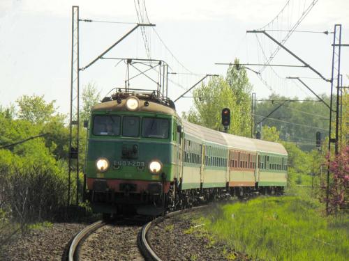 P 45100 Katowice-Gdynia wyjeżdża z Łódź Widzew