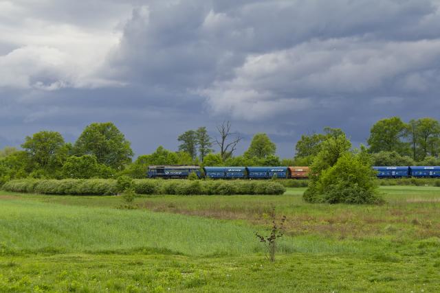 ST44-1239 ucieka przed burzą