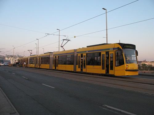 Bardzo dłuuuuuuuugi tramwaj - 6 członów, 6 wózków.